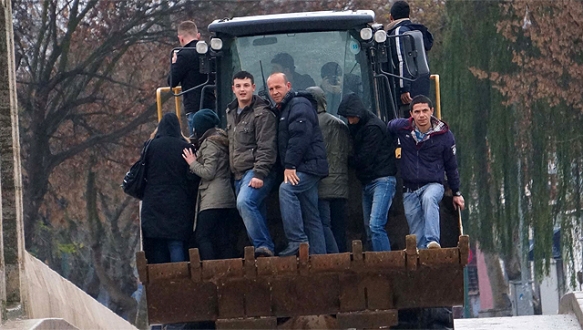 İşe kepçe ve askeri araçlarla gidiyorlar