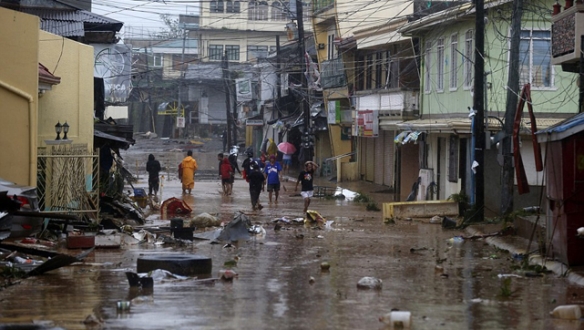 Hagupit yıkıp geçiyor Güneydoğu Asya ülkesi Filipinler, Hagupit Tayfunu`na teslim oldu. Milyonlarca kişi