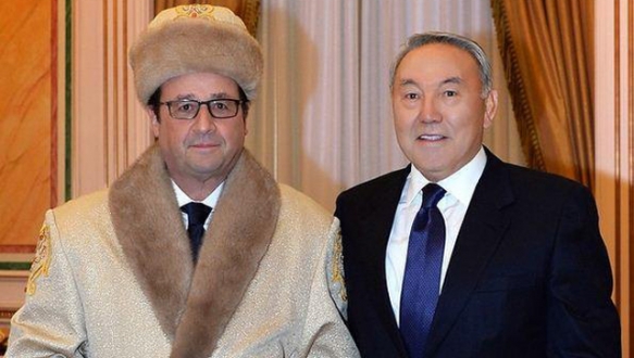 François Hollande`ı Borat`a benzettiler Fransa Cumhurbaşkanı François Hollande, Kazak mevkidaşının hediye ettiği yerel kıyafetleri