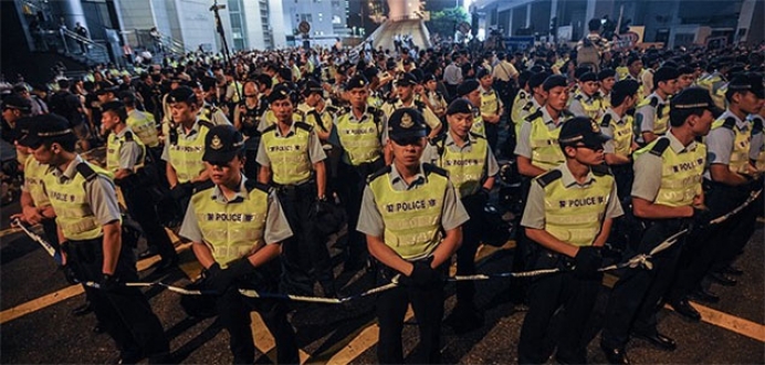 Hong Kong’da polis alanları boşaltmaya başladı