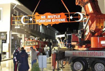 O tabela yeniden asıldı