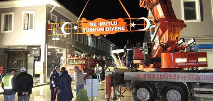 O tabela yeniden asıldı