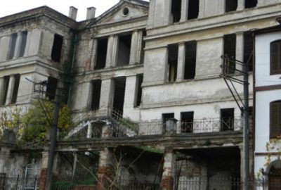 Tarihi Taş Mektep  çevresine tel örgü