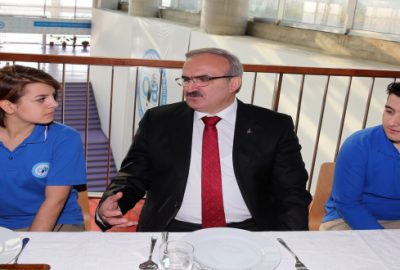 Otomotive kadın eli