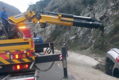 Tilkiye çarpmamak için kanala düştü