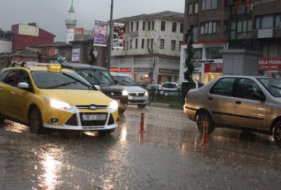 Bursa’da sağanak yağış hayatı felç etti!