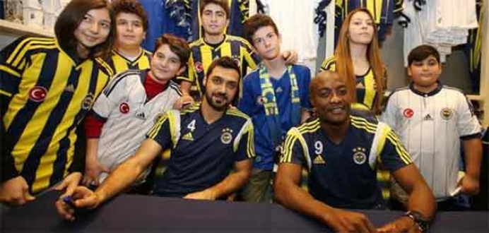 Fenerbahçeli futbolcular taraftarlara imza dağıttı