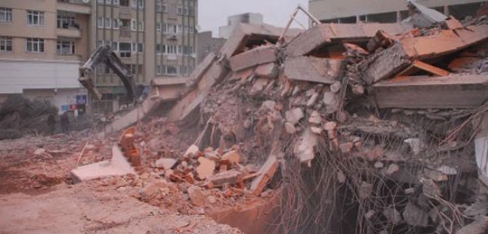 6 katlı bina çöktü: 1 işçi kayıp