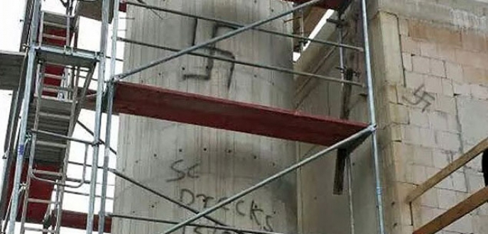 Almanya’da inşaat halindeki camiye ırkçı saldırı