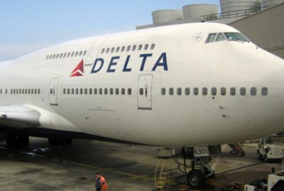 Yolcu uçağıyla silah kaçırıldı