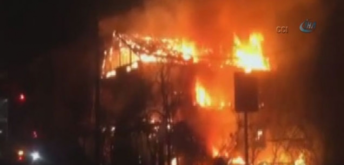 İki katlı bina alev alev yandı