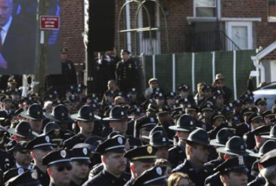 Polis sırtını döndü