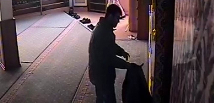 Bursa’da cami hırsızının ilginç anları kameralara yansıdı