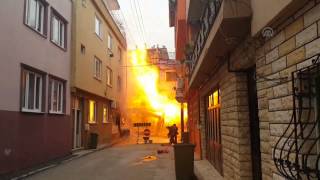 Bursa`da alevler apartmanı aştı