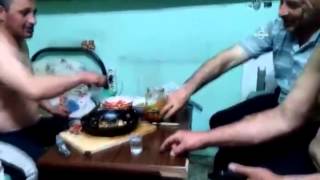 Vodkanın aleviyle kendini yakıyordu