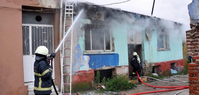 Bursa’da madde bağımlıları ev yaktı