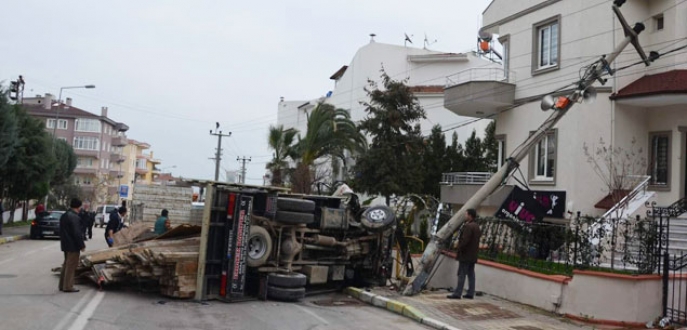 Devrilen kamyonette sıkışan yaralıyı itfaiye kurtardı