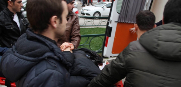 Çarptığı adamı sedye ile ambulansa taşıdı