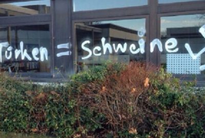 Okul duvarlarına ırkçı yazı yazıldı