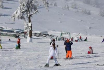 Tatilciler kayak merkezlerini doldurdu