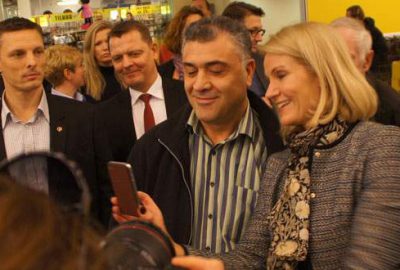 Başbakan Türklerle selfie çektirdi