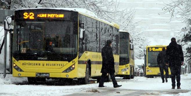 Bursa’da kar hayatı felç etti, otobüsler yolda kaldı!