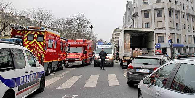 Paris’te İslam karşıtı dergiye saldırı: 12 ölü