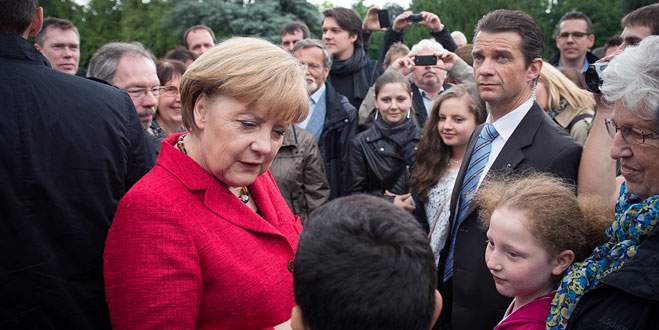 Merkel ırkçılığa karşı yürüyecek