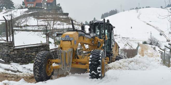 Karla mücadele ekipleri köy yollarında
