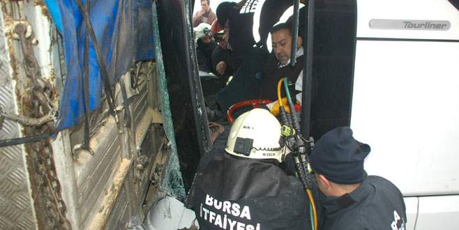 Otobüs kamyona çarptı; 3 yaralı