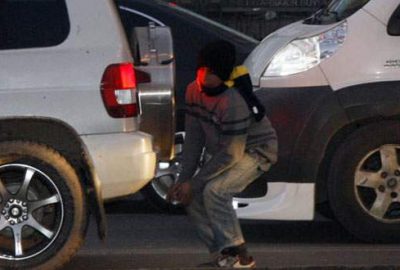 Eksi 2 derecede egzoz dumanıyla ısınmaya çalıştı