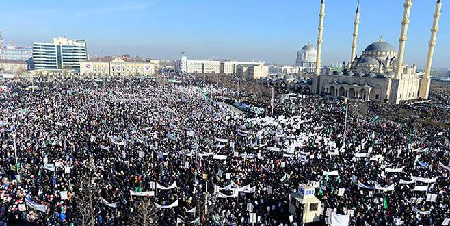 Çeçenistan’da Charlie Hebdo protestosu