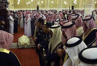 Suudi Kralı prenslerin sırtında uğurlandı