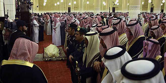 Suudi Kralı prenslerin sırtında uğurlandı