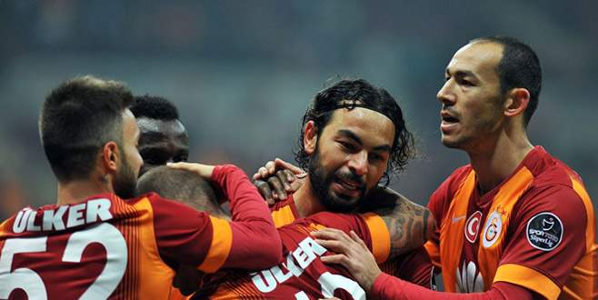 Galatasaray işi ilk yarıda bitirdi