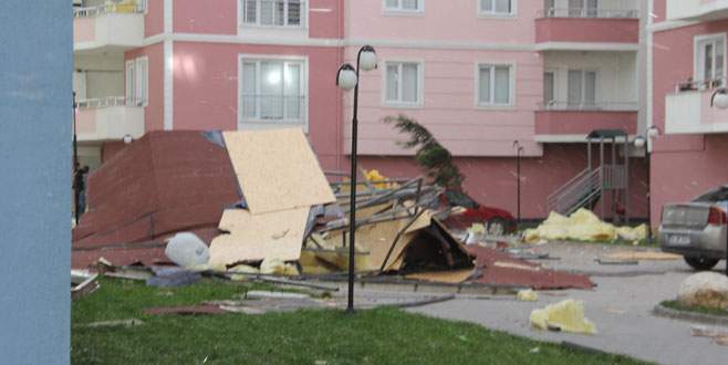 Bursa’da şiddetli lodos hayatı olumsuz etkiledi