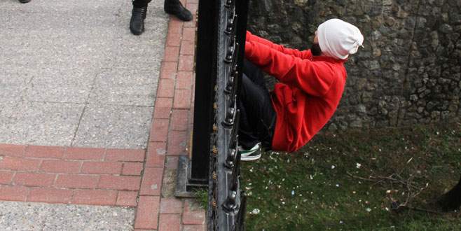 Oğlunu görmek için köprüye çıktı