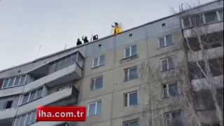 Kendini yakan genç çatıdan böyle atladı