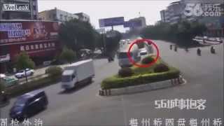 Anne kızın bulunduğu araç kağıt gibi ezildi