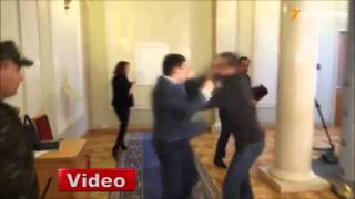 Ukrayna’da vekiller yumruk yumruğa kavga etti