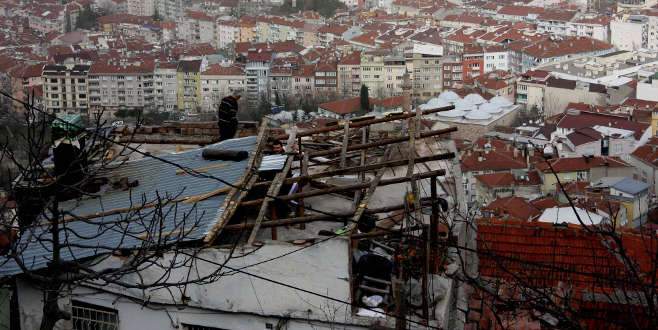 Bursa’da lodos 13 evin çatısını uçurdu!