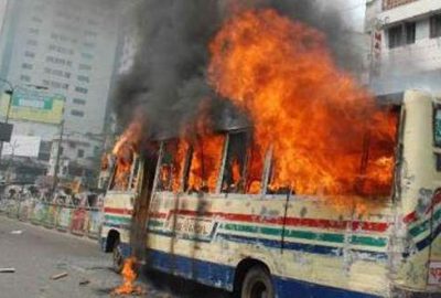 Otobüs ateşe verildi: 7 ölü, 22 yaralı