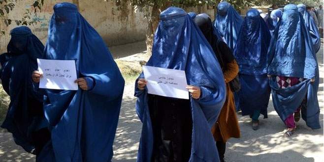 Afgan kadınlardan hükümete protesto