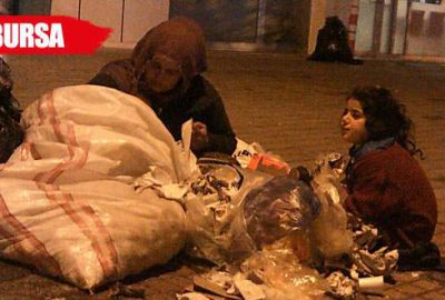 Suriyeli anne ve kızı çöplerden yiyecek topluyor