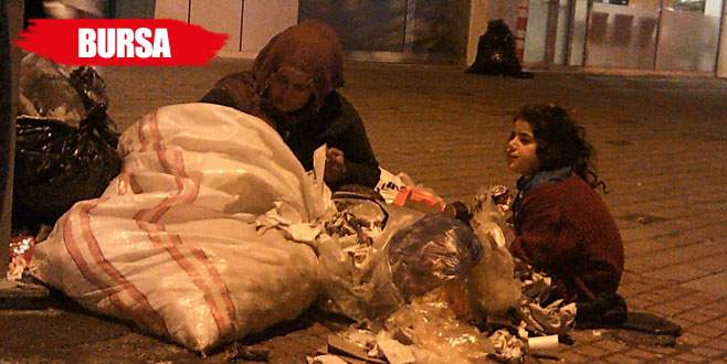 Suriyeli anne ve kızı çöplerden yiyecek topluyor