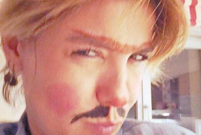 Gülben bıyık bıraktı