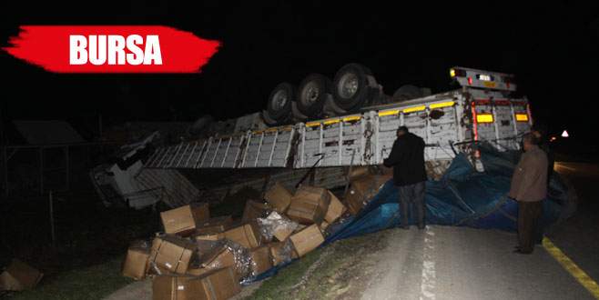 İplik yüklü TIR devrildi