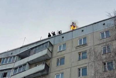 Kendini yaktı, 9. kattan atladı