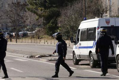 Kalaşnikoflu saldırganlar, polisle çatışıyor