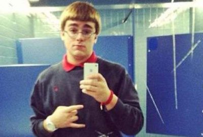 Arkadaşını öldürdü, cesediyle selfie çekti!